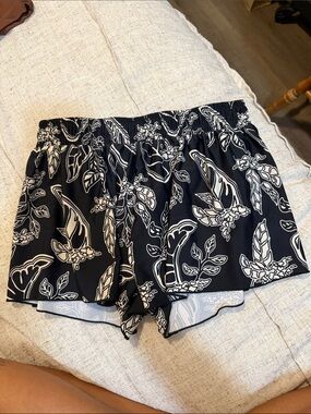 Black & White Floral Print Women’s Shorts